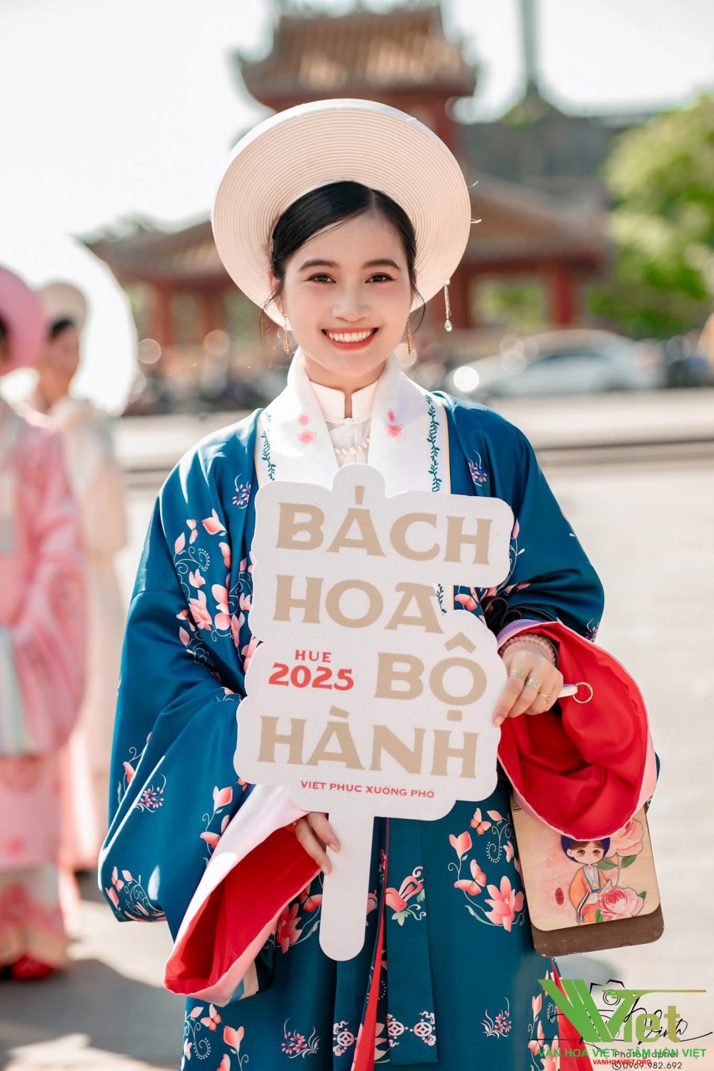 “Bách Hoa Bộ Hành” – Dấu ấn Việt Phục rực rỡ tại Festival Huế 2025